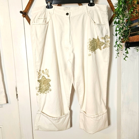 Monroe & Main Pants - Monroe & Main Womens 1X White Cotton Embroidered‎ Capris Cuffed Cotton